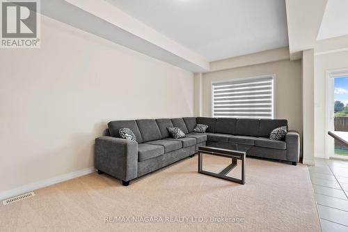 4861 Pettit Avenue, Niagara Falls, ON - Indoor Photo Showing Living Room