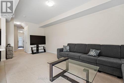 4861 Pettit Avenue, Niagara Falls, ON - Indoor Photo Showing Living Room