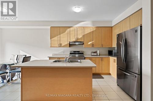 4861 Pettit Avenue, Niagara Falls, ON - Indoor Photo Showing Kitchen With Stainless Steel Kitchen