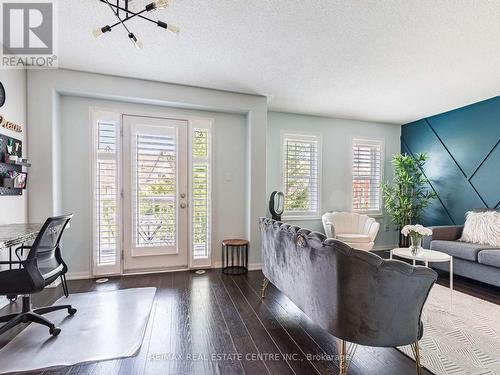 673 Holly Avenue, Milton, ON - Indoor Photo Showing Living Room