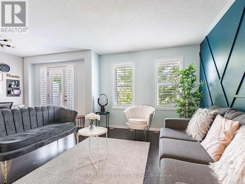 673 Holly Avenue, Milton, ON - Indoor Photo Showing Living Room