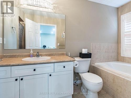 673 Holly Avenue, Milton, ON - Indoor Photo Showing Bathroom