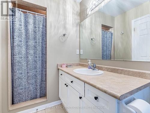 673 Holly Avenue, Milton, ON - Indoor Photo Showing Bathroom