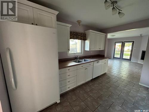 122 Lillooet Street E, Moose Jaw, SK - Indoor Photo Showing Kitchen With Double Sink