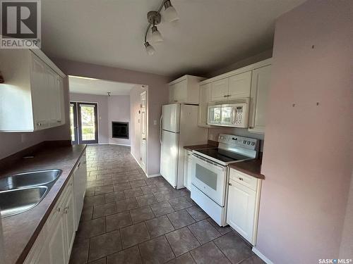 122 Lillooet Street E, Moose Jaw, SK - Indoor Photo Showing Kitchen With Double Sink