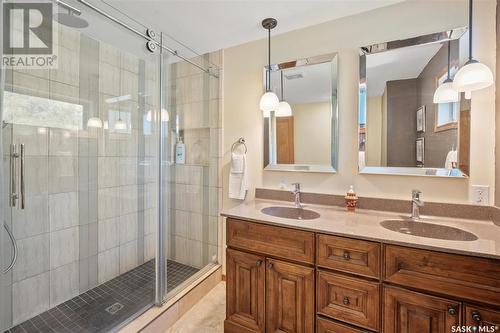 824 5Th Avenue N, Saskatoon, SK - Indoor Photo Showing Bathroom