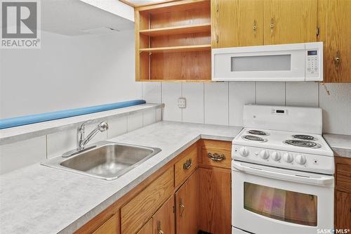 824 5Th Avenue N, Saskatoon, SK - Indoor Photo Showing Kitchen