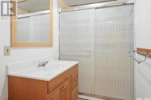 824 5Th Avenue N, Saskatoon, SK - Indoor Photo Showing Bathroom