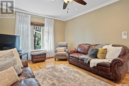 824 5Th Avenue N, Saskatoon, SK - Indoor Photo Showing Living Room