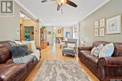 824 5Th Avenue N, Saskatoon, SK - Indoor Photo Showing Living Room