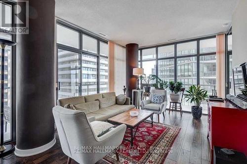 2908 - 33 Charles Street E, Toronto, ON - Indoor Photo Showing Living Room