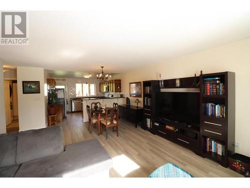 7252 Southridge Avenue, Prince George, BC - Indoor Photo Showing Living Room