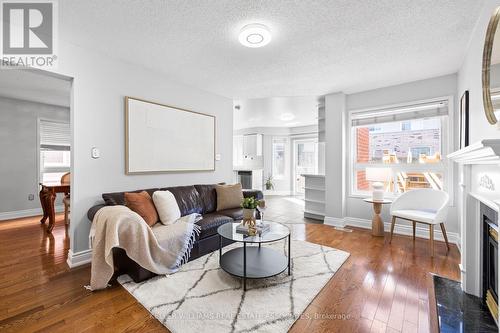 1448 Forest Street, Innisfil, ON - Indoor Photo Showing Living Room