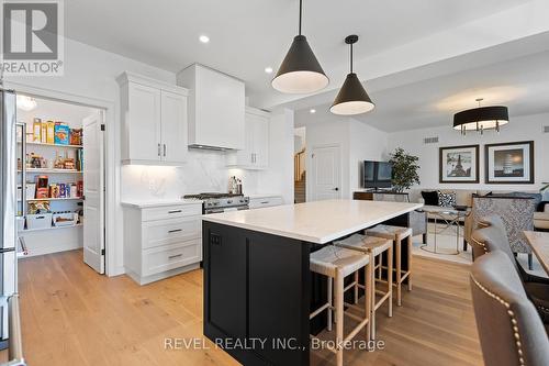 9001 Emily Boulevard, Niagara Falls, ON - Indoor Photo Showing Kitchen With Upgraded Kitchen