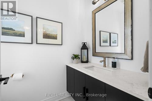 9001 Emily Boulevard, Niagara Falls, ON - Indoor Photo Showing Bathroom