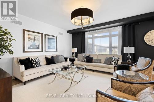 9001 Emily Boulevard, Niagara Falls, ON - Indoor Photo Showing Living Room