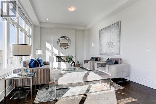 29 Perigo Court, Richmond Hill, ON - Indoor Photo Showing Living Room