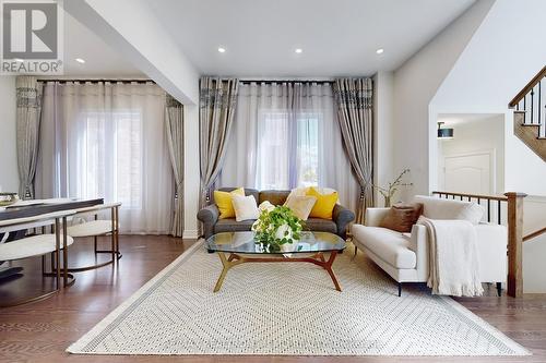 5 Sharonview Crescent, East Gwillimbury, ON - Indoor Photo Showing Living Room