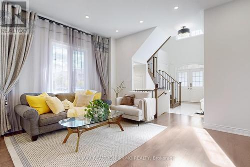 5 Sharonview Crescent, East Gwillimbury, ON - Indoor Photo Showing Living Room