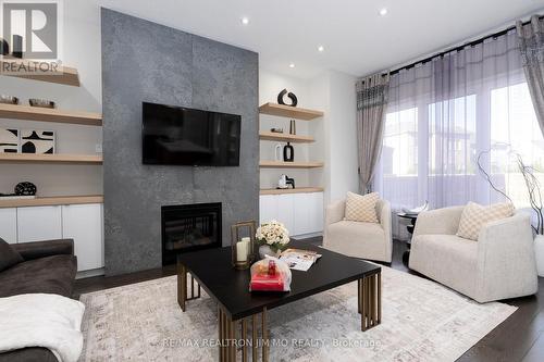 5 Sharonview Crescent, East Gwillimbury, ON - Indoor Photo Showing Living Room With Fireplace