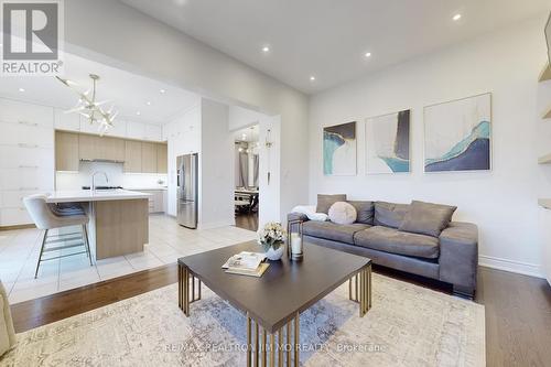 5 Sharonview Crescent, East Gwillimbury, ON - Indoor Photo Showing Living Room