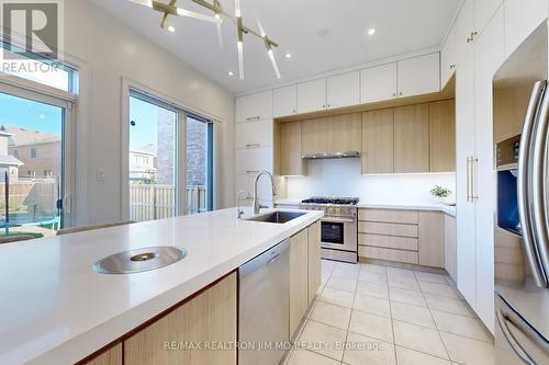 5 Sharonview Crescent, East Gwillimbury, ON - Indoor Photo Showing Kitchen