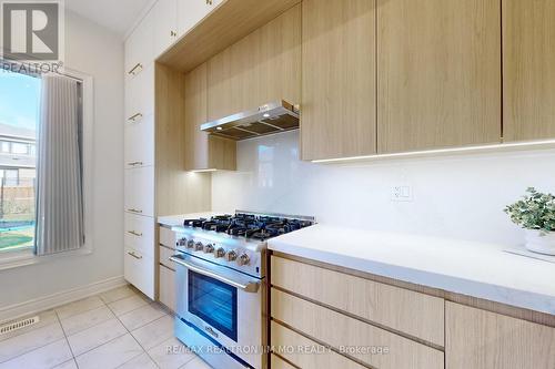 5 Sharonview Crescent, East Gwillimbury, ON - Indoor Photo Showing Kitchen With Upgraded Kitchen