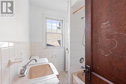 1555 Lincoln Rd, Windsor, ON - Indoor Photo Showing Bathroom