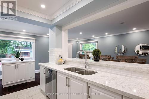 101 Kenpark Avenue, Brampton, ON - Indoor Photo Showing Kitchen With Double Sink With Upgraded Kitchen