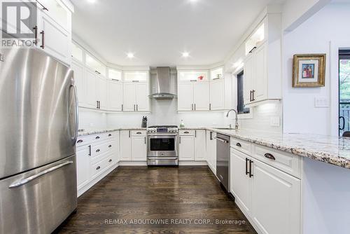 1319 Greeneagle Drive, Oakville, ON - Indoor Photo Showing Kitchen With Upgraded Kitchen