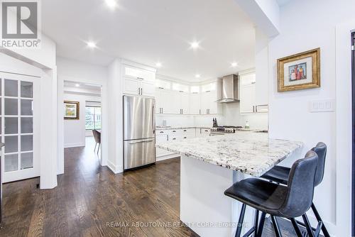 1319 Greeneagle Drive, Oakville, ON - Indoor Photo Showing Kitchen With Upgraded Kitchen