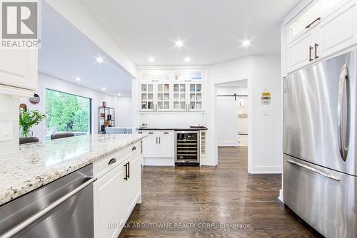 1319 Greeneagle Drive, Oakville, ON - Indoor Photo Showing Kitchen With Upgraded Kitchen