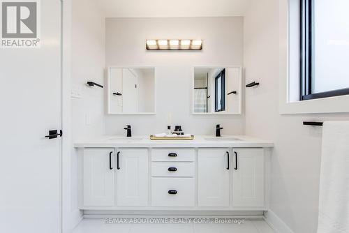 1319 Greeneagle Drive, Oakville, ON - Indoor Photo Showing Bathroom