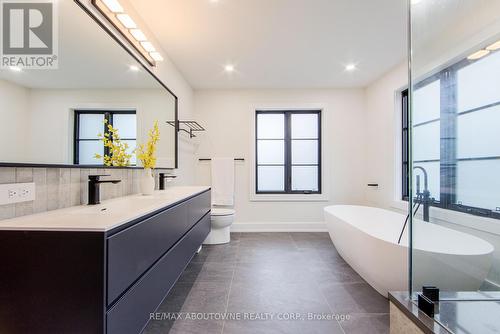 1319 Greeneagle Drive, Oakville, ON - Indoor Photo Showing Bathroom