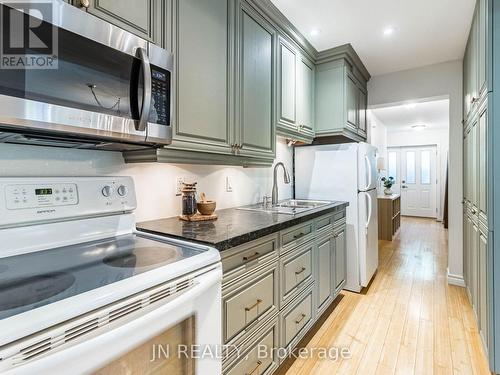 10 Elrose Road, Brampton, ON - Indoor Photo Showing Kitchen