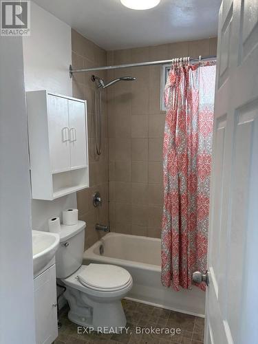 46 Delena Avenue S, Hamilton, ON - Indoor Photo Showing Bathroom