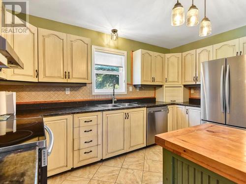 8525 County Road 15 Road, North Augusta, ON - Indoor Photo Showing Kitchen With Double Sink