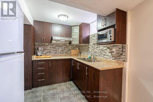 3104 Harold Sheard Drive, Mississauga, ON - Indoor Photo Showing Kitchen With Double Sink With Upgraded Kitchen