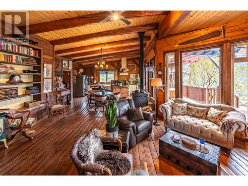 795 Sheep Creek Road, Keremeos, BC - Indoor Photo Showing Living Room