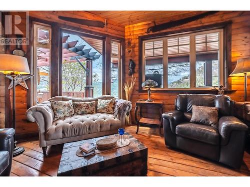 795 Sheep Creek Road, Keremeos, BC - Indoor Photo Showing Living Room