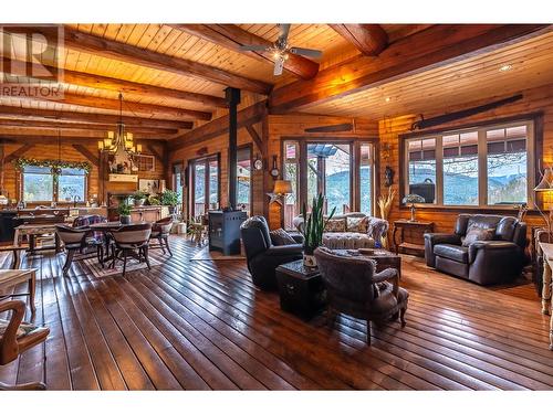 795 Sheep Creek Road, Keremeos, BC - Indoor Photo Showing Living Room