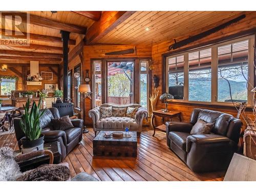 795 Sheep Creek Road, Keremeos, BC - Indoor Photo Showing Living Room