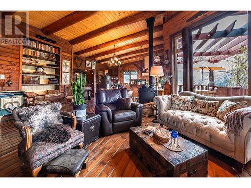 795 Sheep Creek Road, Keremeos, BC - Indoor Photo Showing Living Room