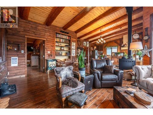 795 Sheep Creek Road, Keremeos, BC - Indoor Photo Showing Living Room