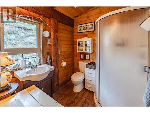 795 Sheep Creek Road, Keremeos, BC - Indoor Photo Showing Bathroom