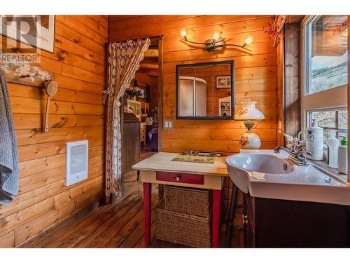 795 Sheep Creek Road, Keremeos, BC - Indoor Photo Showing Bathroom