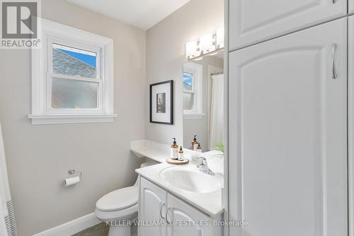 30 Cliftonvale Avenue, London, ON - Indoor Photo Showing Bathroom