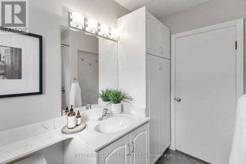 30 Cliftonvale Avenue, London, ON - Indoor Photo Showing Bathroom