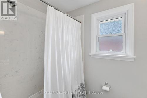 30 Cliftonvale Avenue, London, ON - Indoor Photo Showing Bathroom