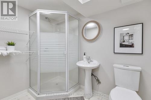 30 Cliftonvale Avenue, London, ON - Indoor Photo Showing Bathroom